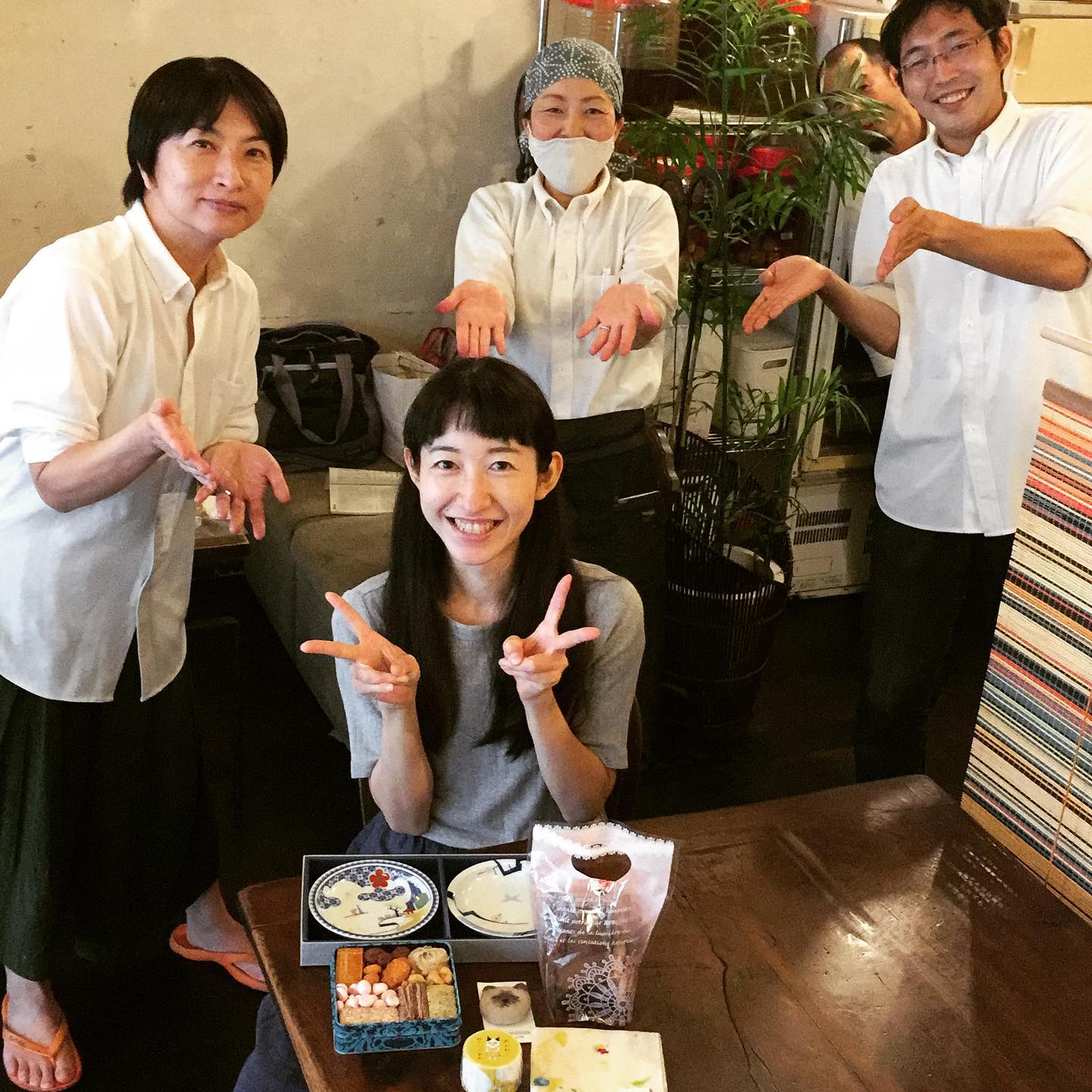 スタッフみなみちゃんの誕生日、おめでとうございます。ふふふ♪と笑いながら軽やかに丁寧に仕事をするみなみちゃん。隅々まで手を抜かないみなみちゃんの仕事ぶりは、初心を忘れちゃいけない気持ちにさせてくれます。良い仲間、これからもよろしくお願いします。健やかな1年を。(うめ)