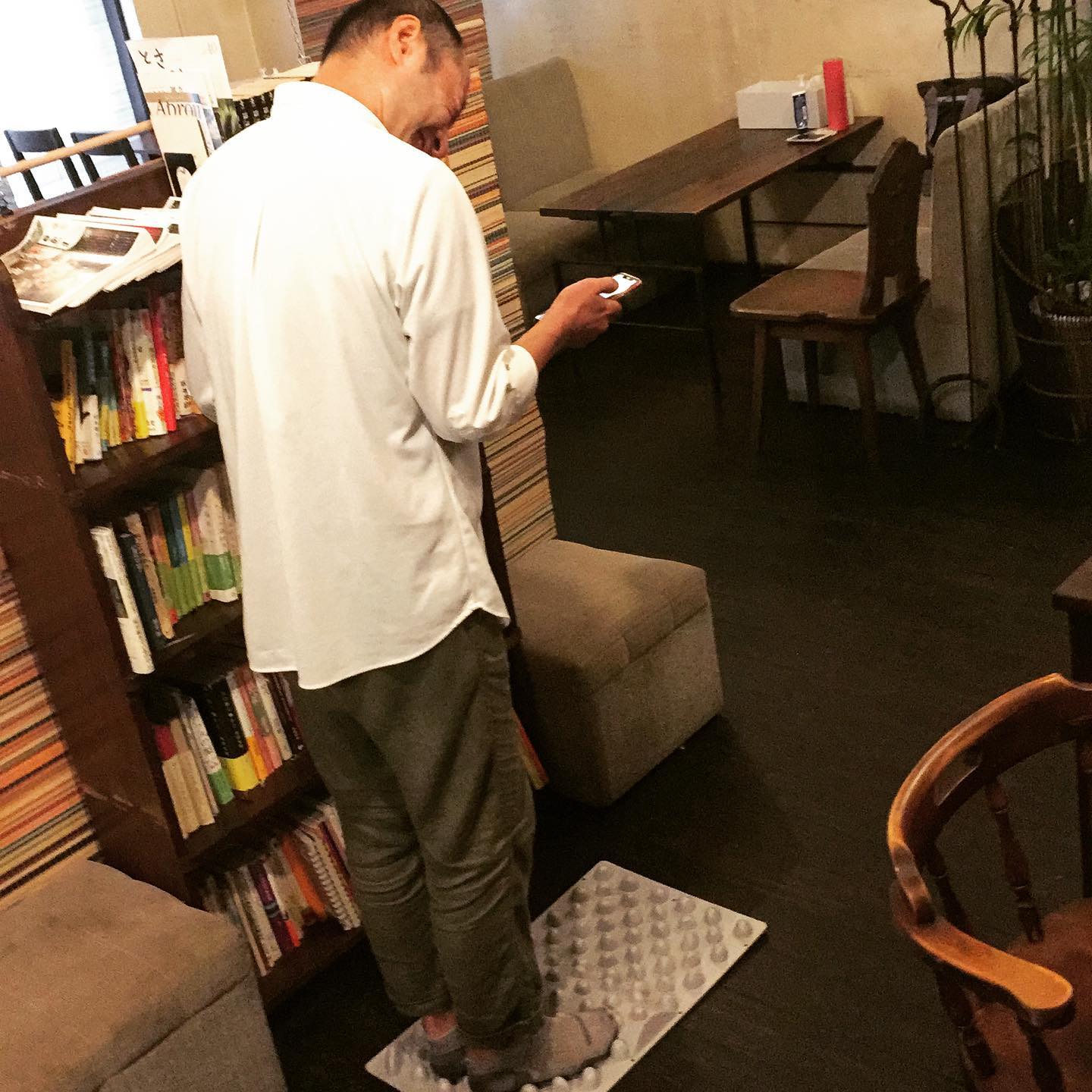 okayanの地獄の痛み、鬼の足ツボマットの姿です。後ろから撮りましたが、今めちゃくちゃ痛いとこですね！な表情になってました。徐々に時間をのばして20分コース、私がまかない食べ始めて終わるまで乗ってました、すごい。お疲れ様です！(うめ)