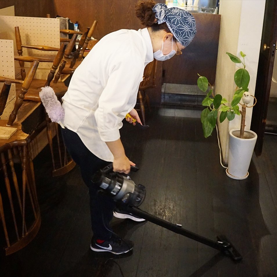 さてと7月に前のが火を吹いて壊れてしまい、買い替えたのは掃除機！と、今回のはコンセント式ハンディサイクロン！とってもよく吸うし、ゴミもさっと出しやすいし洗えるし…リーズナブルかつお値段以上で大満足はワタクシご贔屓のツインバード！（笑）（お）