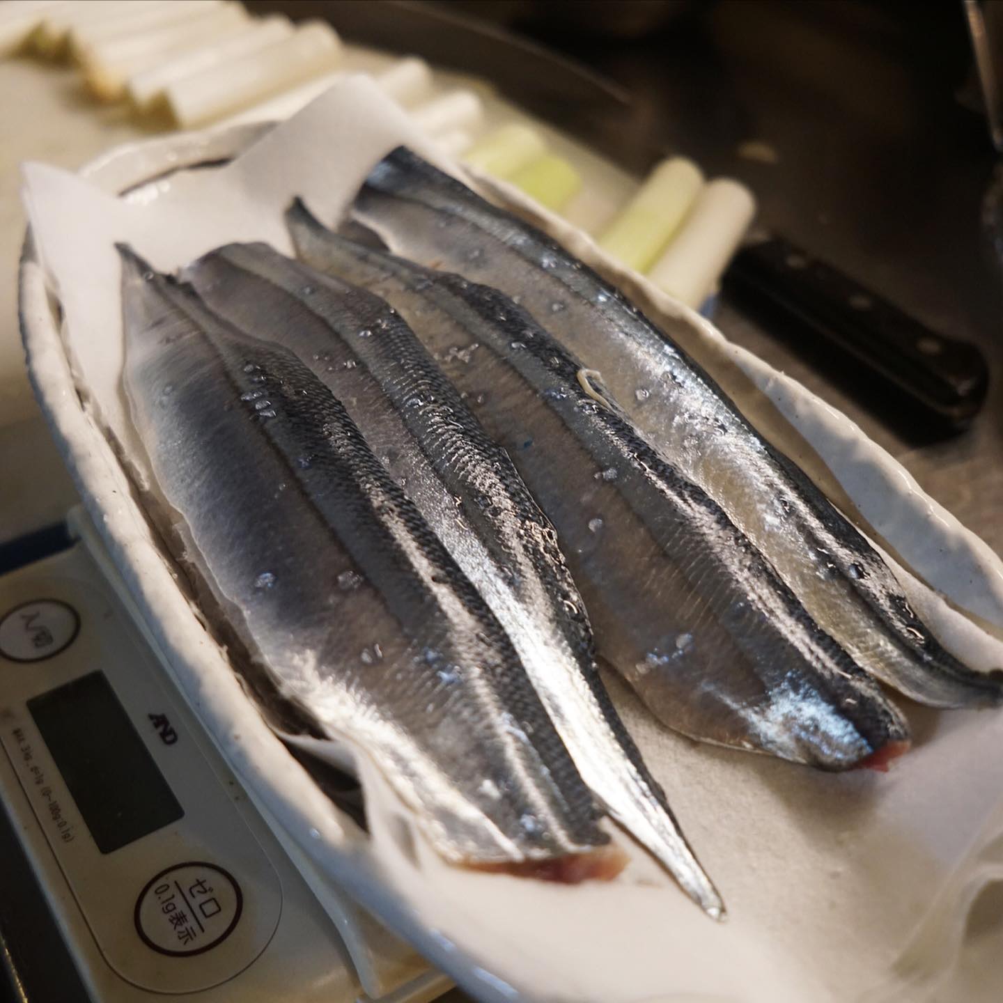 さてといよいよ当店も昨夜登場は旬のさんま！今年もちょっと高いのよね〜と（苦笑）いやいや、まずはさくっと３枚におろして塩をしたら、奥に映る長ねぎにきゅきゅっと巻いて楊枝で留めて、さらにこの上に海苔を巻き付けたらからりと揚げて天ぷらに！
ざくっと切って盛り付けたらハイ！当店No.1さんまメニューはたづな揚げ！昨夜初日へ売切御礼！もちろん今夜もあつあつを抹茶塩に天つゆでどうぞ！ぜひっ（お）