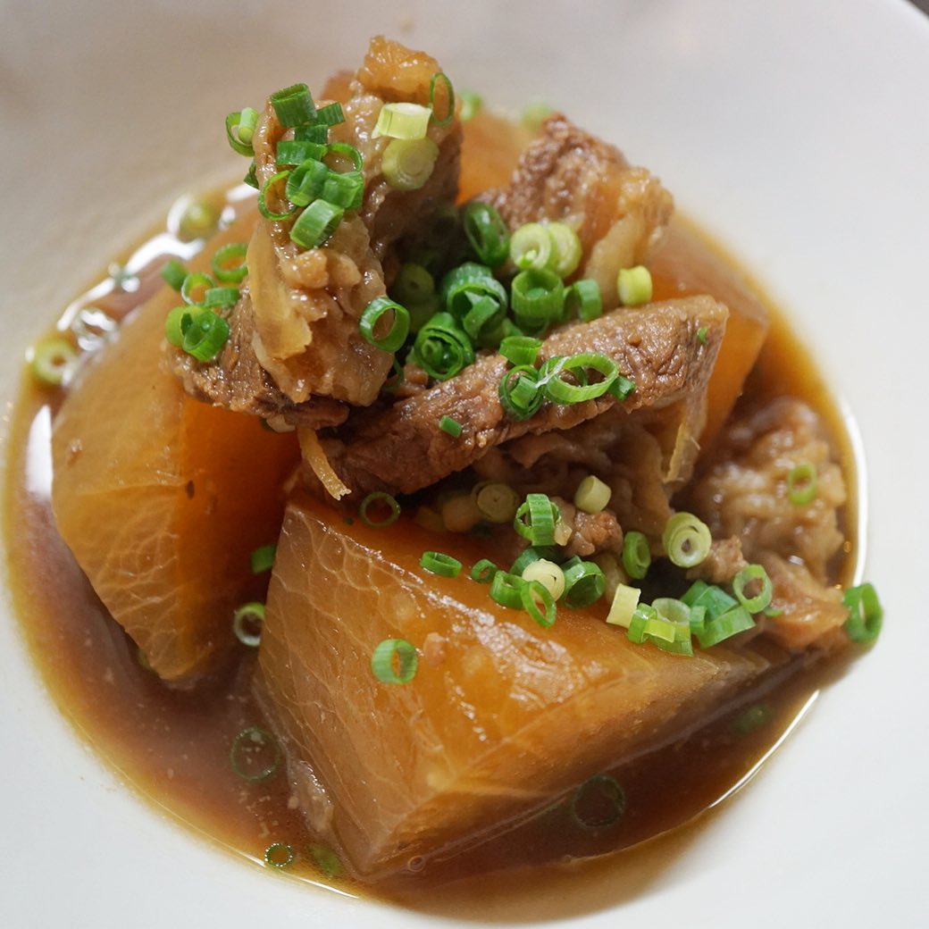 しかし思いがけず冷えますねと、新メニューは「牛バラと大根のこっくり煮」！やわらかーい牛バラ肉の旨味とみずみずしい大根はこっくりこっくり甘辛く煮付けました！残りわずかだよー！（笑）（お）