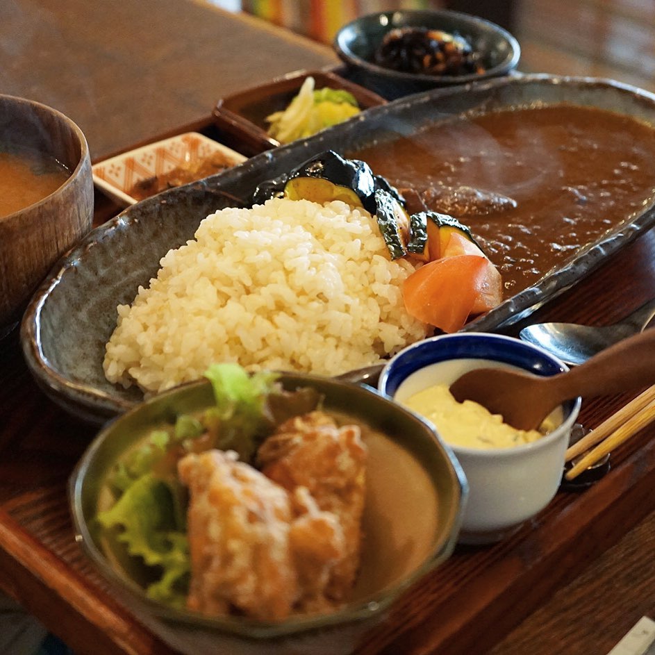 さてとお昼時！といや、今日はカレーがたべたいな！と、いやいやしかしから揚げもちょっとたべたいし、欲を言えばタルタルソース付きがうれしいなぁと…そのご希望はすぐ叶います！と（笑）魅惑のオプショントリカラは1個（@100円）から、タルタルソースも小さいサイズならプラス100円で！ちょっとリッチなカレー御膳の出来上がりっ！（笑）（お）