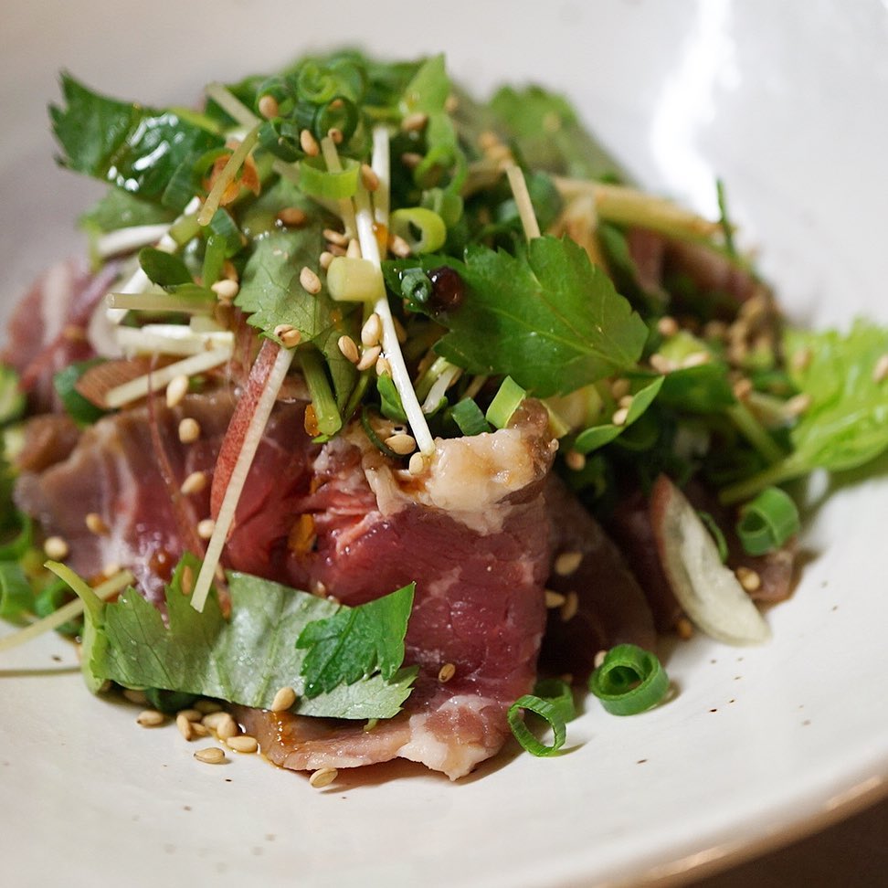 さてと今週はやや和食寄り？と新メニューは「自家製塩麹漬牛のたたき」！いや、旨味マシマシの塩麹漬にした牛肉を網で炙ってさっくりたたき！自家製柚子胡椒ぽん酢でさっぱりスパイシーにどうぞ！（お）