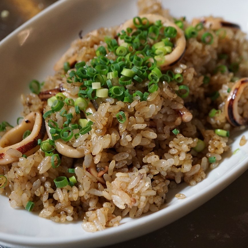 そして今週の〆はこれしかないっ！超人気の「イカワタチャーハン」！いや、みなさんいつたべに来る？と旬のスルメイカの旨味そのまんま！じゃじゃっと炒めてあつあつをはふはふたべたいっ！（よく噛んでね！…笑）（お）