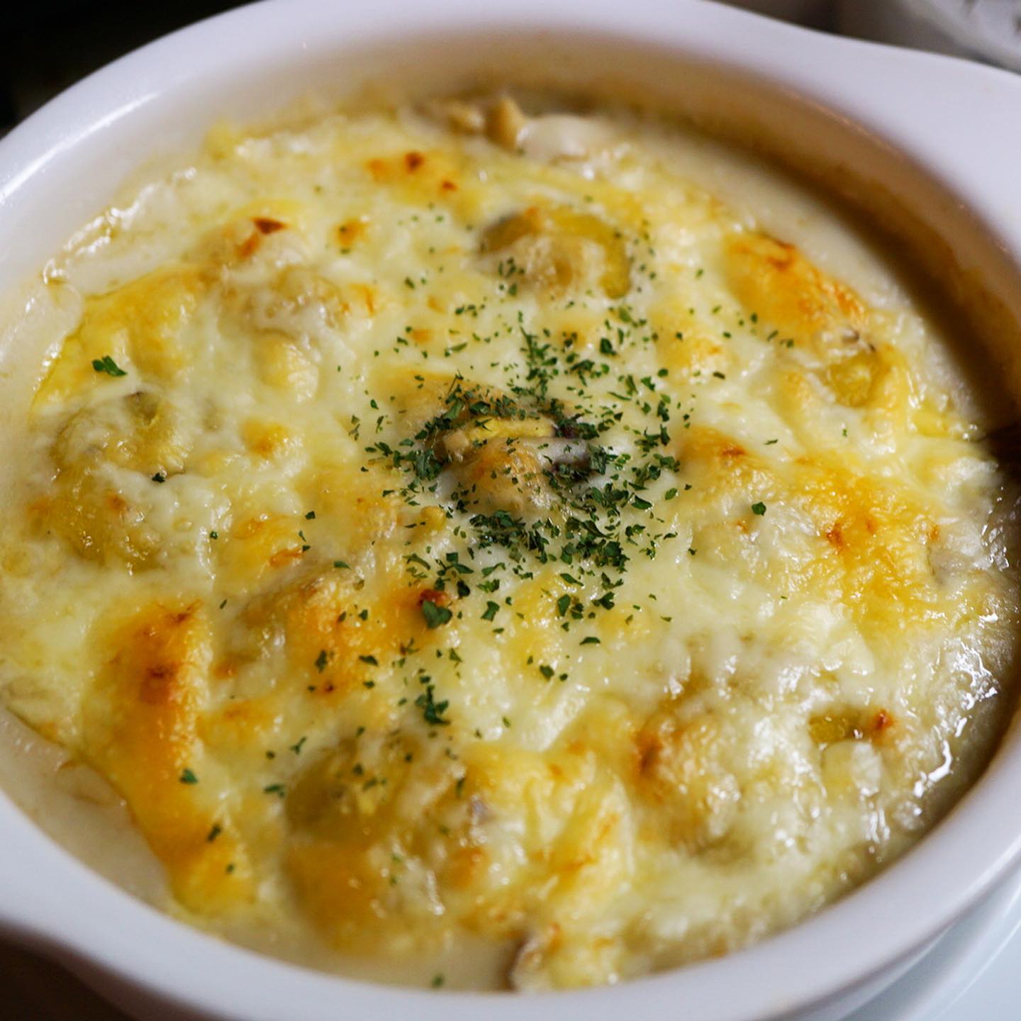 さてと秋のとっておきはやっぱり栗！？（笑）昨夜今季初登場はいきなりの売切御礼？「栗ときのこ、チキンのグラタン」！いや、焼いた写真じゃ中が分かりにくいよねと、2枚目見てね！ごろごろ栗いっぱいだからさー！（笑）（お）