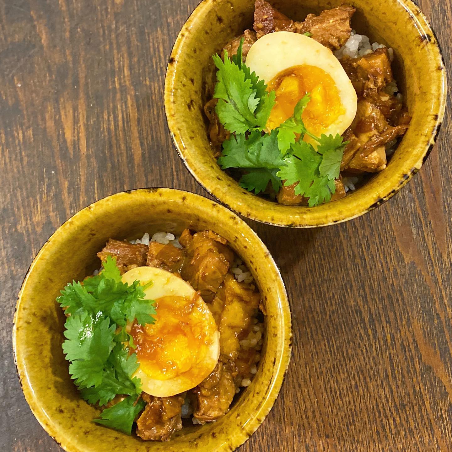 前回大人気！だった魯肉飯。一人前はどんぶりいっぱいですが、ソーシャルディスタンス対応で小分けに盛り分けてお出しすることができます。3つにまでなら分けられます。ご飯はほんの少しになってしまいますが、締めに食べるにはちょうどよい量！お持ち帰りも対応しておりますので、ぜひお試しあれ（麻）