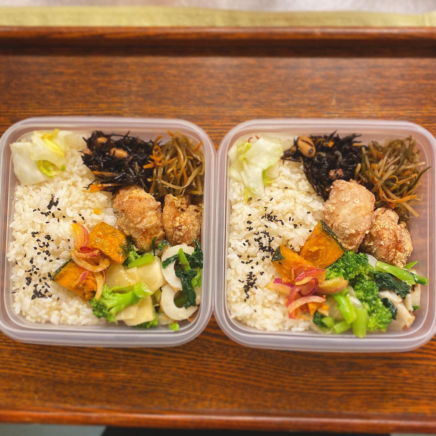 毎日のように、おまかせ弁当を買いに来てくれるＳさん。あまりに毎日なので、日替わりの揚げ物ひとつにお惣菜、という組み合わせの日も多いのですが、今日は標準的なおまかせ弁当でした。トリカラ2個にお惣菜が4種くらい、そしてお漬物。トリカラ3個にお惣菜3種くらいという時もあるし、南蛮漬けがメインになる時もある。店長におまかせ！なので毎日違います。嫌いなものは言っておいてもらえれば抜きます。置き弁当箱をしている方も多い、密かな人気メニューです。（麻）