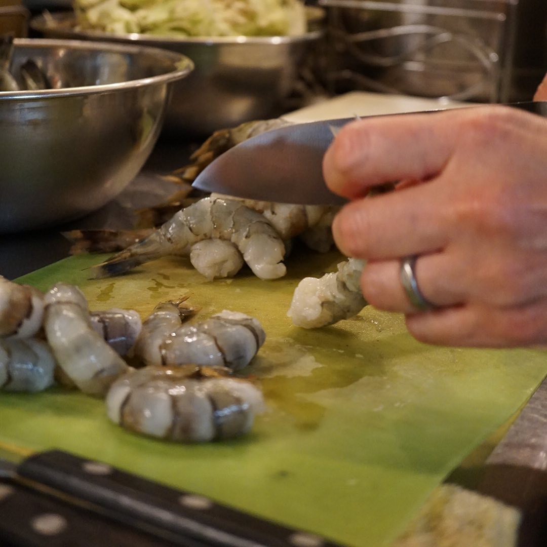 お天気もヨシ！秋日和の土曜日、ランチ日替わりはエビフリャ〜！お昼時ぜひ〜！（お）