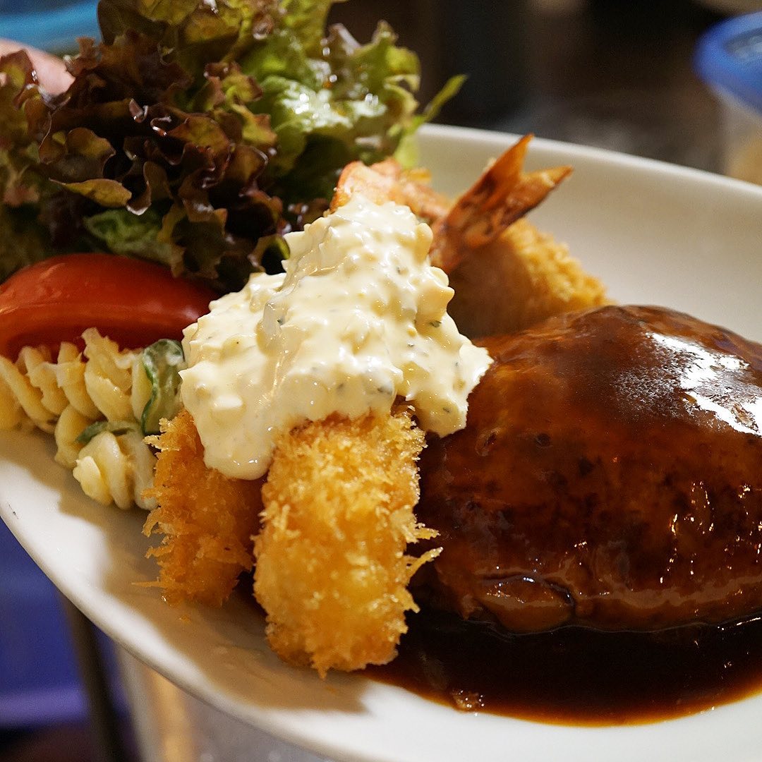 今日のお昼はエビフライっ！…夢のコンビは「ハンバーグ&エビフライ」！わー！たべたい！ワタクシもっ！（コンビでたべたことは今だにない…苦笑）（お）