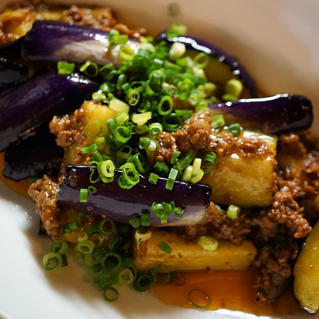 今回は先日のチャックアイロール（牛す肩ロース）を叩いて作ったしっかり牛ひき肉が旨い！（笑）ヒリリと山椒を効かせた旨辛「麻婆茄子」！酒のつまみはもちろん、いやいやごはんにのっけ盛りも捨てがたいっ！あぁ、悩ましい！（笑）（お）