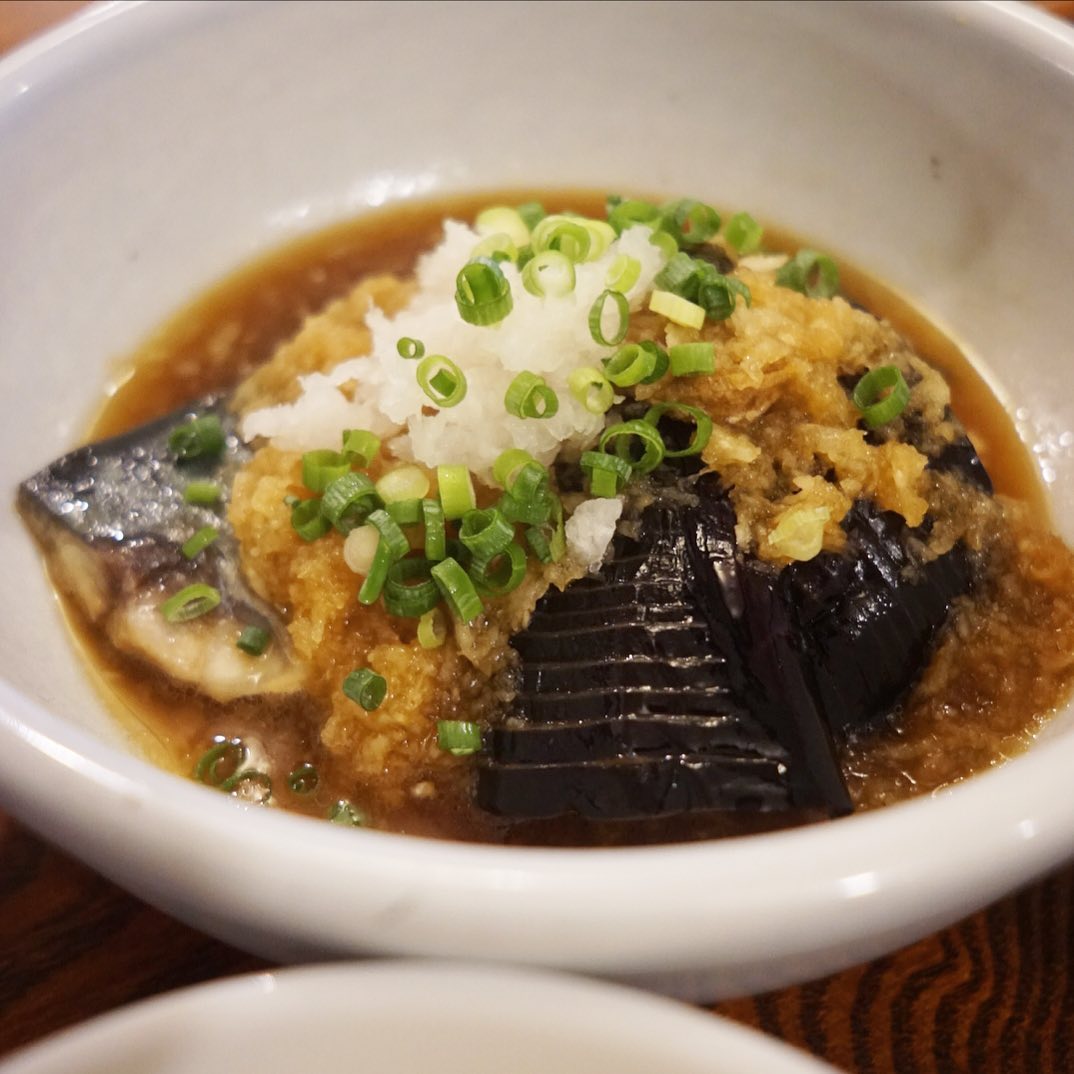さてと雨降り木曜日お昼時、今日のランチ日替わりはなんと4年ぶり！「サバと揚げ茄子のおろし煮」！いや、11月の気温ですよとあったかおろし煮がうれしいね！（お）