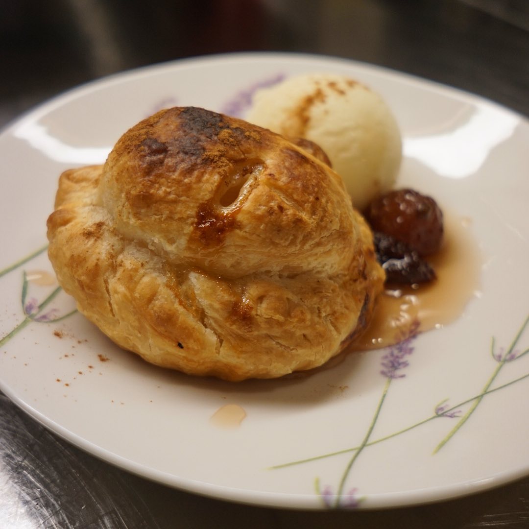 さてと
11月から年末まで今年最後の季節のデザートはおまちかね！「アップルパイ・アイスクリーム添え」！甘さ控えめさわやかな紅玉りんごのアップルパイはあつあつに、甘くてひんやりアイスクリームのコントラスト！自家製いちごジャムを添えて！（お）