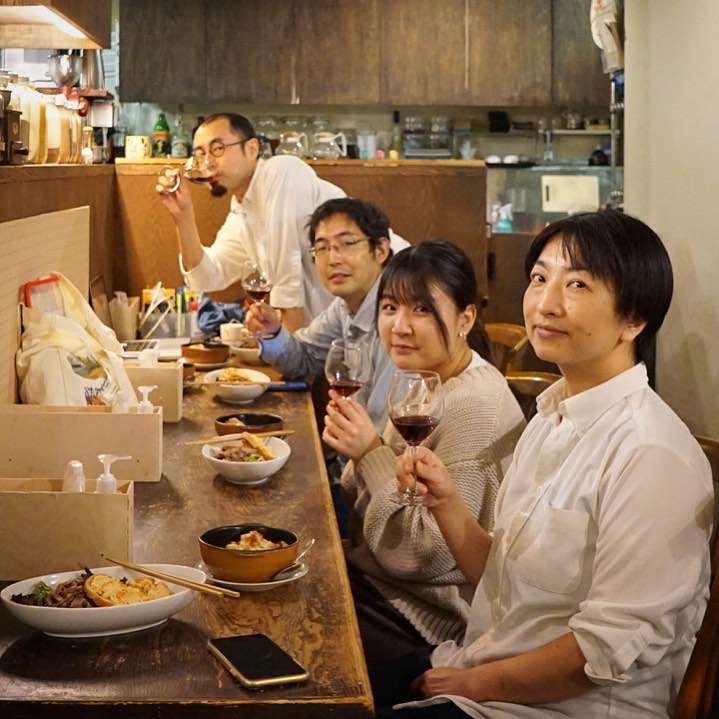 さてとなんだかんだ今年のボジョレは秋の葡萄酒新酒祭りもある意味大成功と申し上げてよいのでは？ってなくらい、日曜仕事上がりはコテンパンないつもの4人ですよと（苦笑）…と、当店明日の祝日月曜によく火曜と今月後半の連休をいただきますが、やっぱり休日出勤必至？とにかくお休みいただきますとも！（笑）（お）