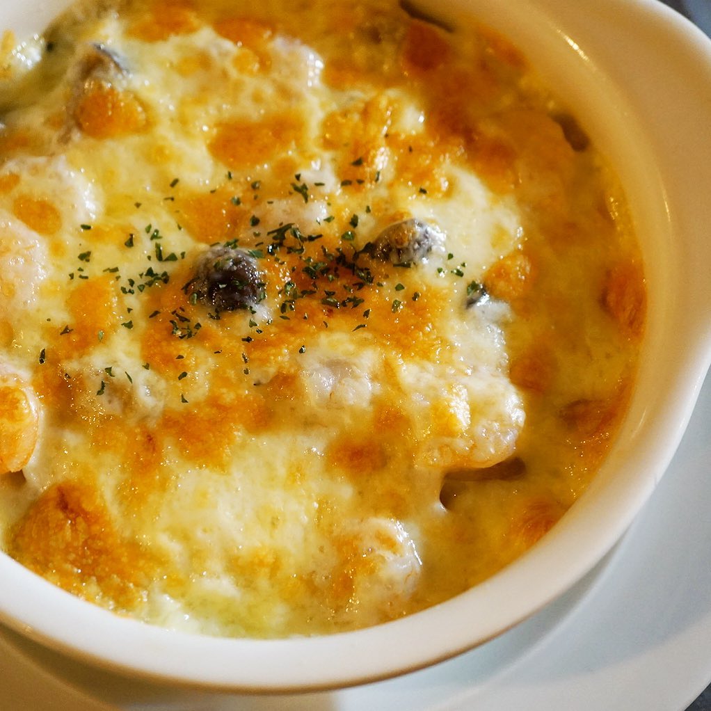 さらにあつあつグラタンはシンプルに「エビときのこのマカロニグラタン」！いや、ワタクシがマカロニグラタン大好きでさと（笑）お願いしてのメニューイン！昨夜はその…マカロニ部分だけチーズ焼きにしていただきましたが、いや、それ違うよそうじゃない！（苦笑）（お）