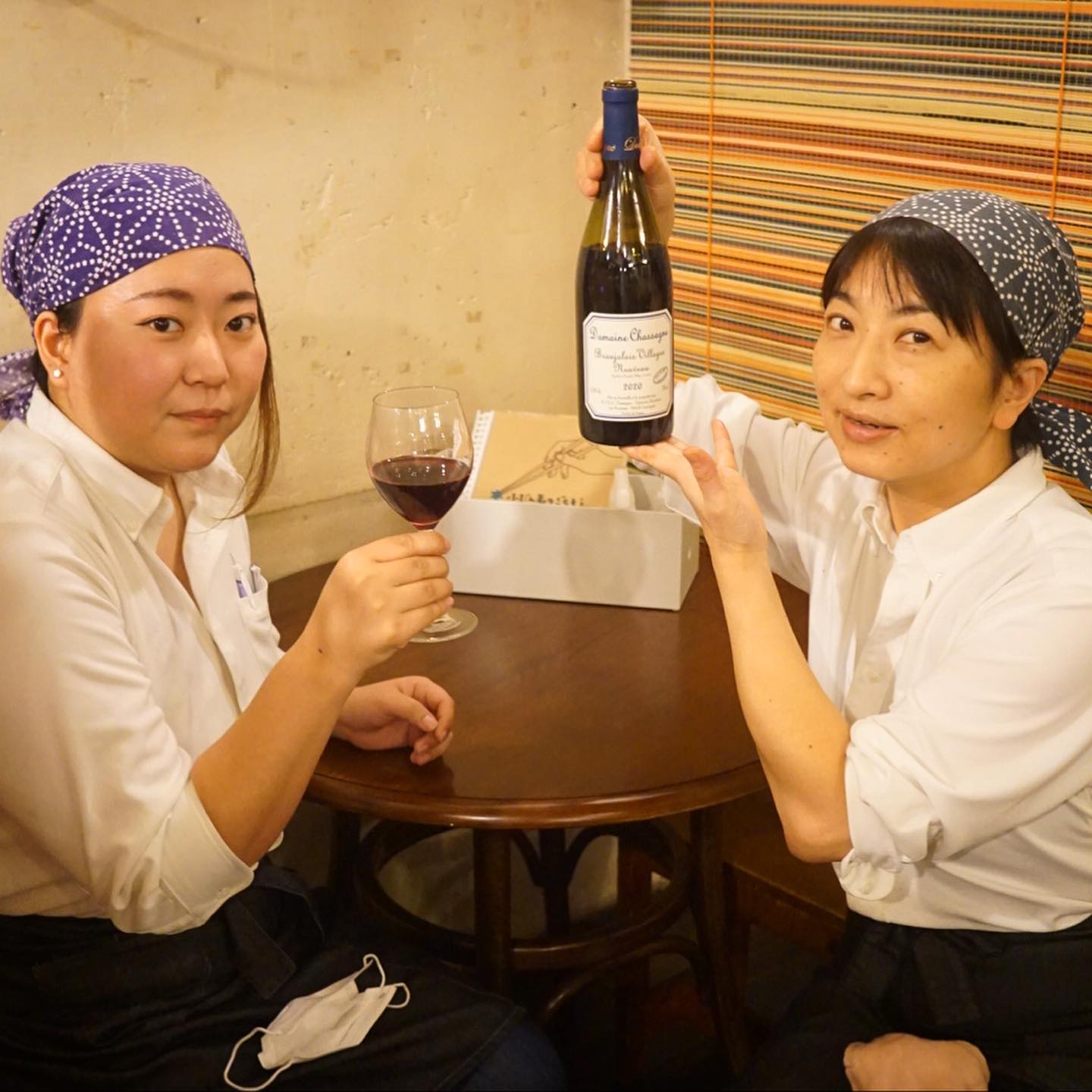 さてと本日ボジョレ解禁！で当店も今週末は秋の葡萄酒新酒祭り！と…今年の当店ボジョレ親善大使は店長ミヤザキとモリコ！いや、ふたりともお酒好きですからねと、いや、今年のボジョレももちろんフレッシュだけど旨口でおいしいよっ！ぜひ！（お）