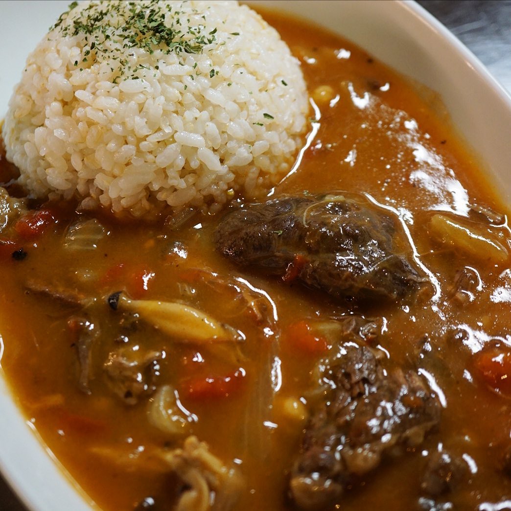 ってな訳で今週末？のとっておきは2年前の2018年クリスマスディナーのメインをつとめた「ごろっと牛肉とトマトのハヤシライス」！牛肉は肩ロースにすね肉カタマリ肉がやわらかくておいしい！さっぱりトマトの酸味もイイネ！ワタクシも絶妙たべたい！（笑）（お）