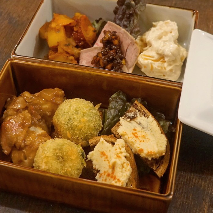 さて、今年も頑張りました！　ボジョレちょこもり。毎年人気のローストポーク・ナッツバルサミコソース。柿とくるみの白あえ、根菜カポナータ。ひよこ豆のフムス、里芋とベーコンのバルサミコ炒め、そしてブロッコリーのチーズコロッケ。ワインにバッチリ合う肴を、心の師匠にいただいた陶器のお重に盛り込んでお出しします。ぜひお試しくださいね〜（麻）