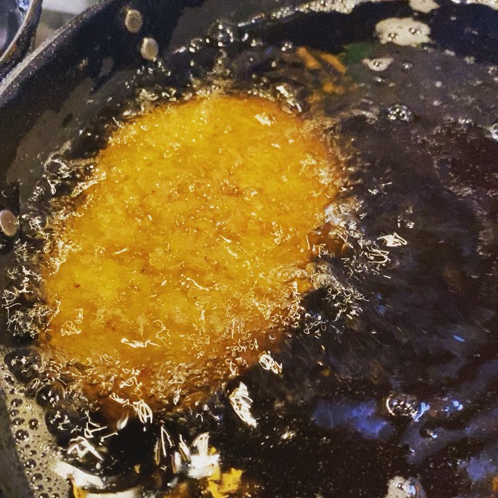 キャベツ入りメンチカツをサクッとジューシーに揚げております…メンチカツなのにキャベツが入っているからペロリと食べられちゃうこと請け合い！持って帰ってサンドイッチにしてもよろしいかと！！（麻）