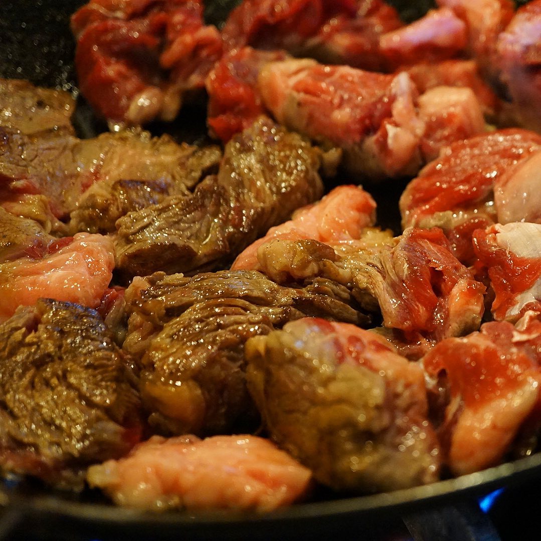 昨日の夜はじゅうじゅう焼いているカタマリお肉はなんぞや？とにもかくにもおいしそう！と牛肩ロースにすね肉はひとまずやわらかく角煮にしてから〜の「ごろっと牛肉とトマトのハヤシライス」！！今週末はお見逃しなく！（お）