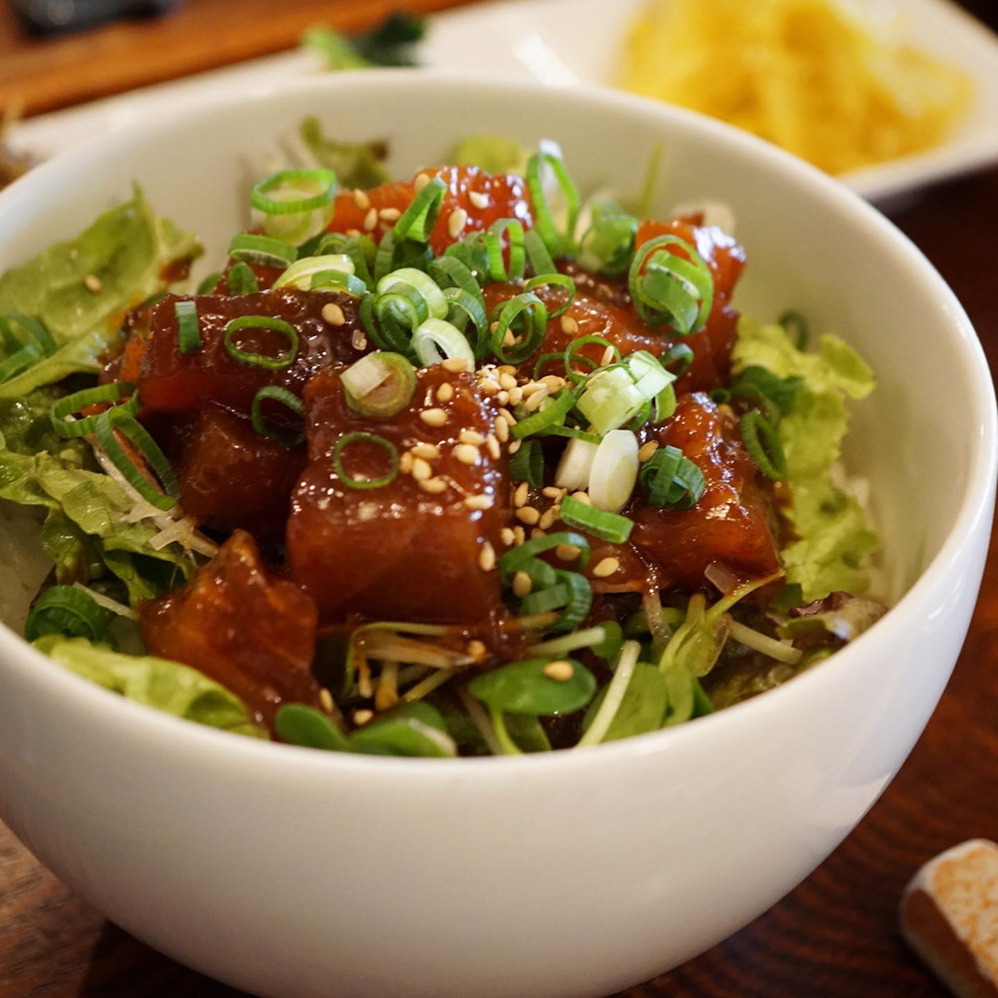 晴れて来たかな？文化の日の祝日火曜日！お昼時は新御膳！「まぐろの韓国風味噌あえどんぶり御膳」！いや、まぐろのおいしさは旨辛の自家製韓国風味噌であえたらあつあつごはんにのっけ盛り！お弁当もオッケーよ！（お）