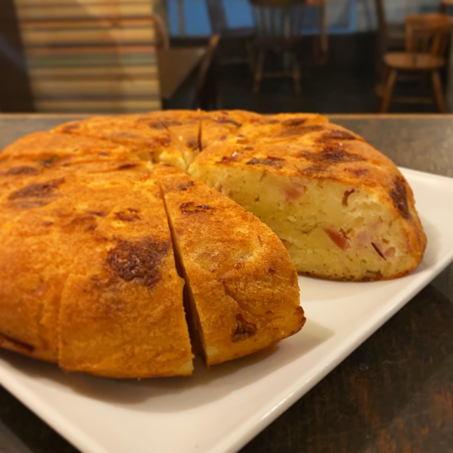 ボジョレ・ヌーボーを、ご注文の方におまけでつきますケークサレ！焼き上がってます。紅玉とチーズとベーコンのケークサレですよ！（麻）