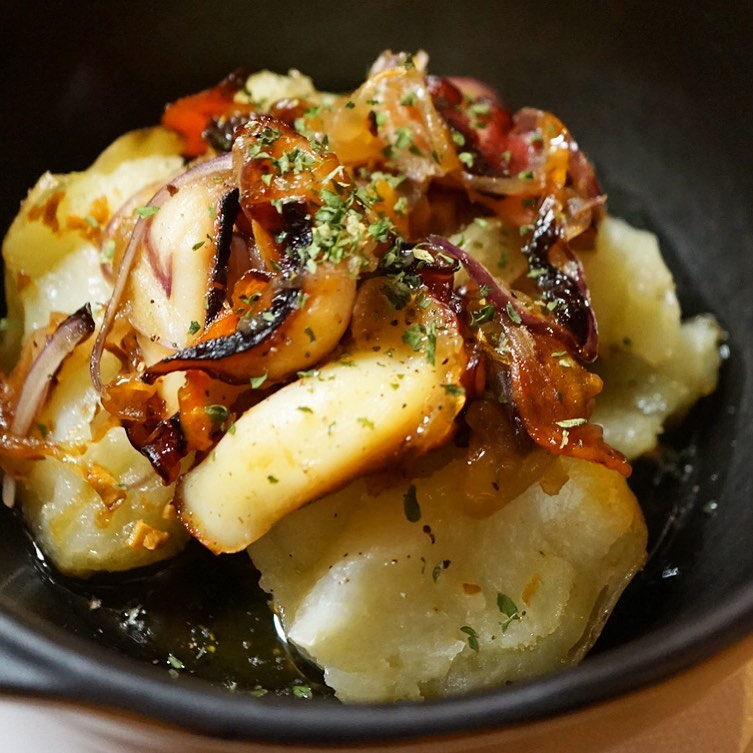 ナンダコレ！といよ、ワタクシの好きなものばっかりというか（笑）、いや、今夜の新メニュー「タコとじゃがいものオリーブオイル焼き」！香味野菜いっしょにグリルしたあつあつポルトガルのタコメニュー！もちろんビール！セルベージャ！（笑）（お）