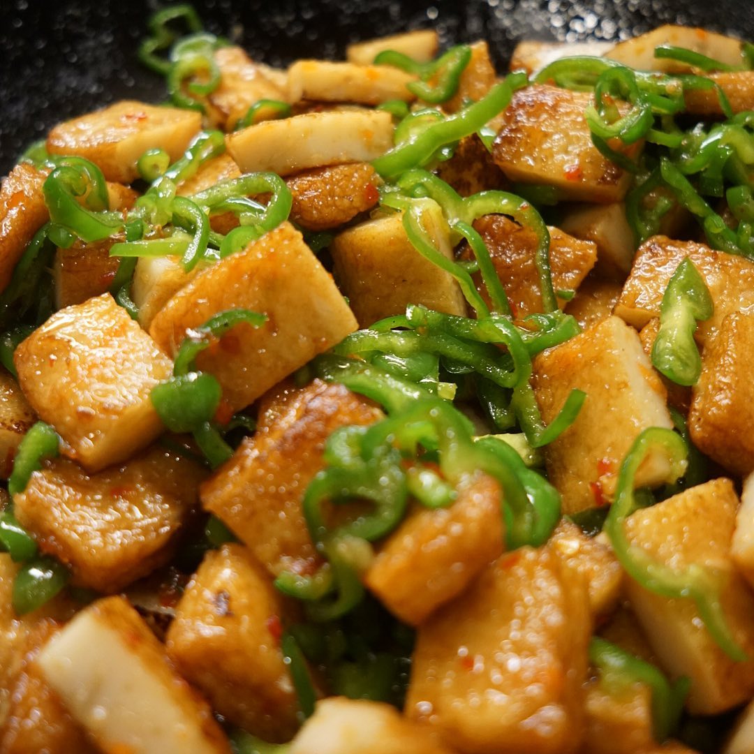 今夜のお通しは「さつま揚げのスウィートチリソース炒め」！なにげにビールがススム小さな一品ですよ！（笑）（お）