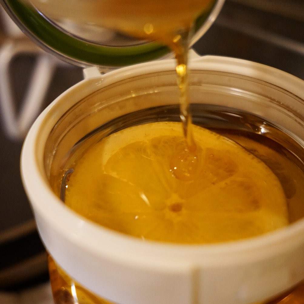 さてと当店シロップも冬支度？とホールスタッフは南ちゃんにビル1階はヒロヤショップさんの丸々大きな国産レモンを使って自家製のはちみつレモンを仕込んでもらいました！…って、喉にもいいし早く出来上がらないかなー（気が早い）（お）