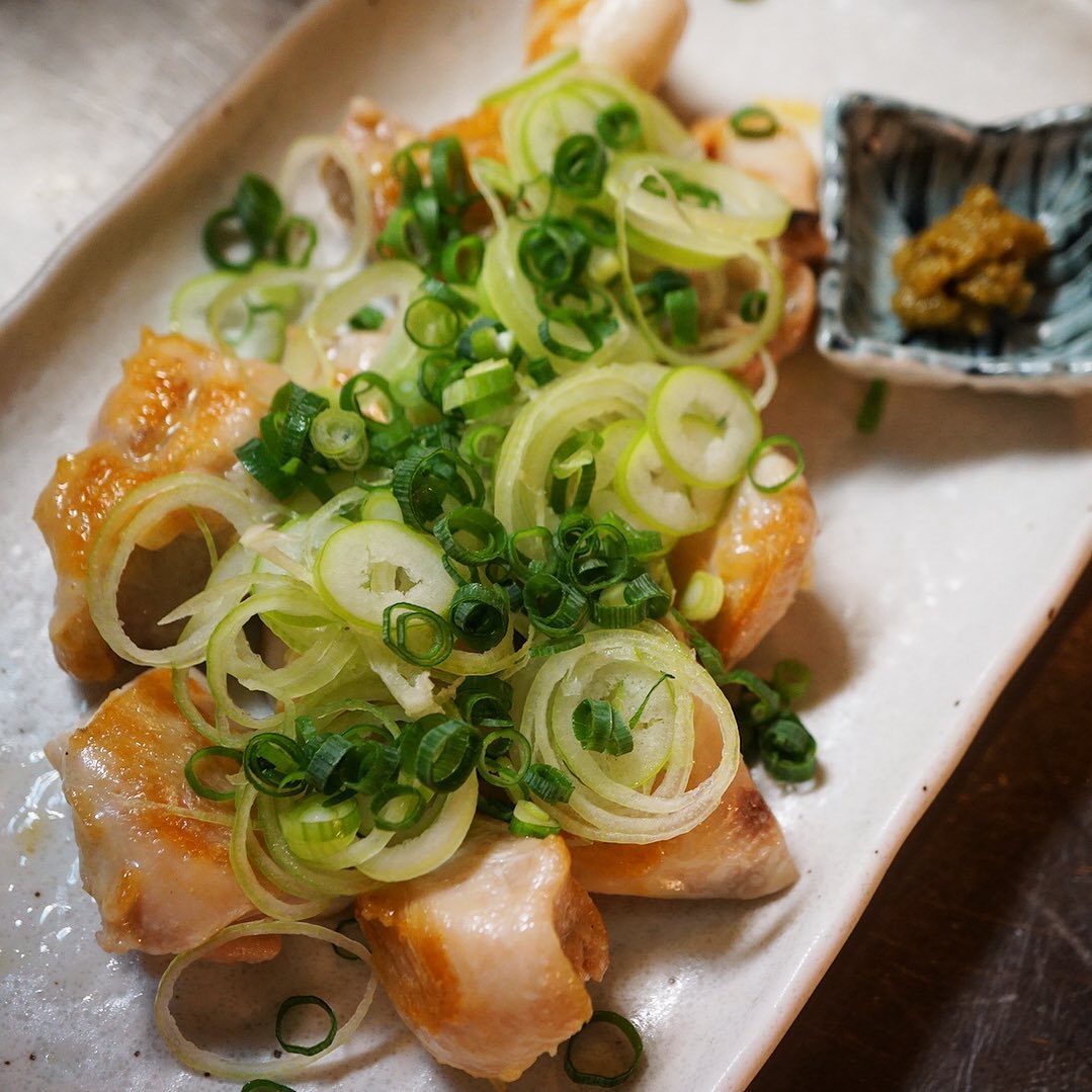 なんだかんだおなじみリトスタ風焼き鳥は「ねぎ塩鶏」！天然塩でじりじり焼いてしっかり旨味の焼き鳥に、たっぷりねぎにピリリと柚子胡椒でいただきましょう！（お）