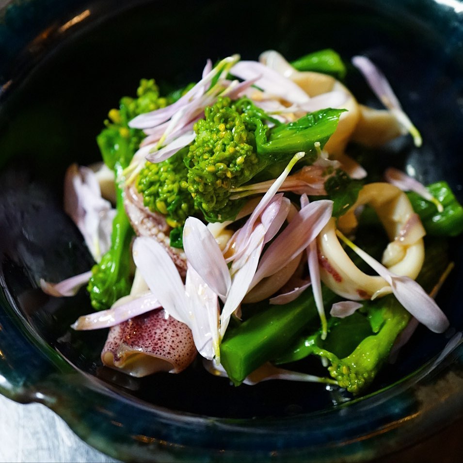 さてとさっぱり今夜の前菜は「ヒイカと菜花の柚子ぽん酢」！小さなヒイカはやわらか〜く茹でて、さっと湯がいた菜花と合わせたら、食用菊の「もってのほか」を散らして、自家製の柚子ぽん酢でいただきます！やさしい柑橘の香りががまたイイネ！（お）
