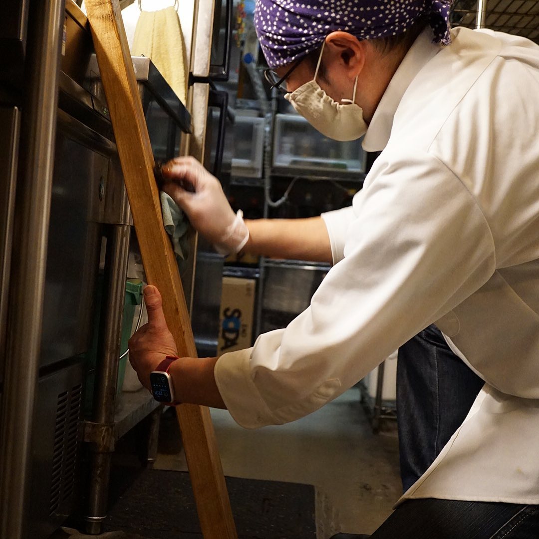 さてさて本格的に寒い季節よとコロナ禍の師走は、しかし換気も大事よねと…当店入り口引き戸はなるべくあったかくなるように、建具にちょっとしたしつらえをしようと買って来た木材を切って塗装をしてみたりする深夜（苦笑）（お）