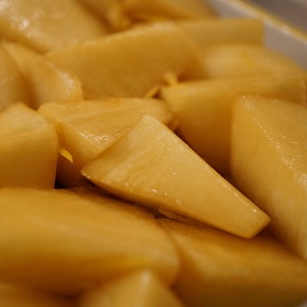 大きくアップで撮ったけれど、小さな冬の一品は「大根の柚子しょうゆ漬け」！散らした柚子の皮の清々しさ、寒い季節だからこそのおいしさですとも！（お）