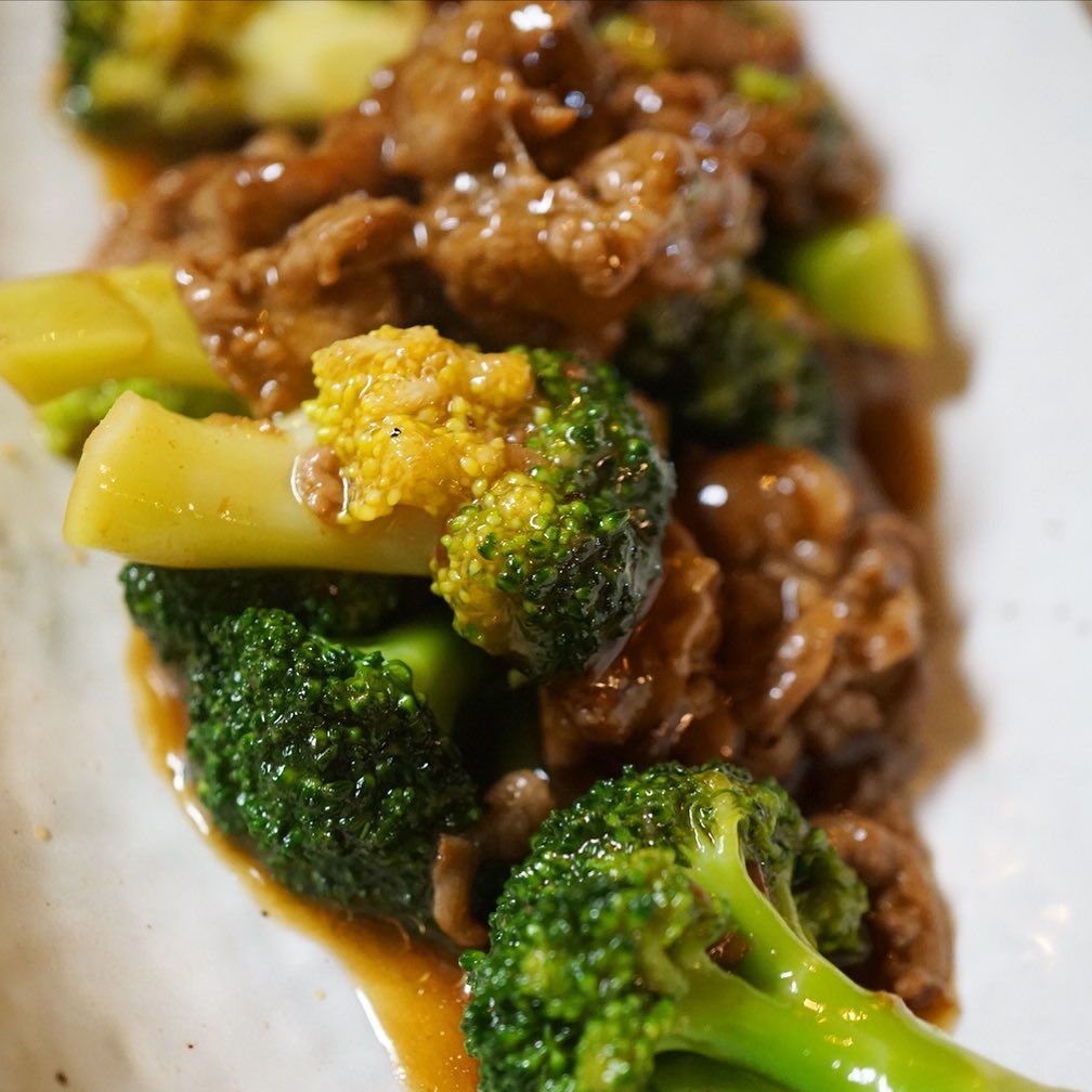 もひとつ牛肉は久しぶり！「牛肉とブロッコリーのオイスターソース炒め」！濃厚だけどさっぱりじゃじゃっと炒めてとろみをつけたら白飯の上にのっけたい衝動に駆られますよと（笑）黒胡椒がアクセント！（お）