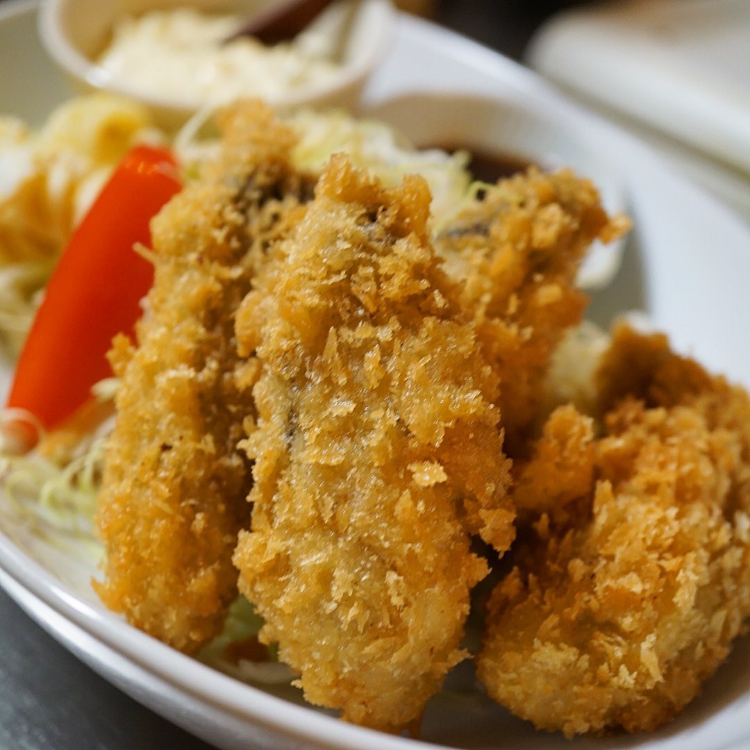 さてと昨夜今季初登場は冬のフライの王様だよ！「カキフライ・タルタルソース」！…今回は大きい粒の牡蠣が実にイイネ！と、もちろん揚げたてあつあつに自家製タルタルにとんかつソースのダブルがけがうれしいね！（笑）（お）