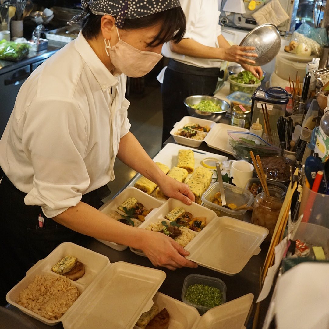 さてとリトスタ初のお持ち帰りは「クリスマスちょこもり」！イブの今夜はご予約多数！店長ミヤザキお弁当屋さん的大活躍！（笑）（お）