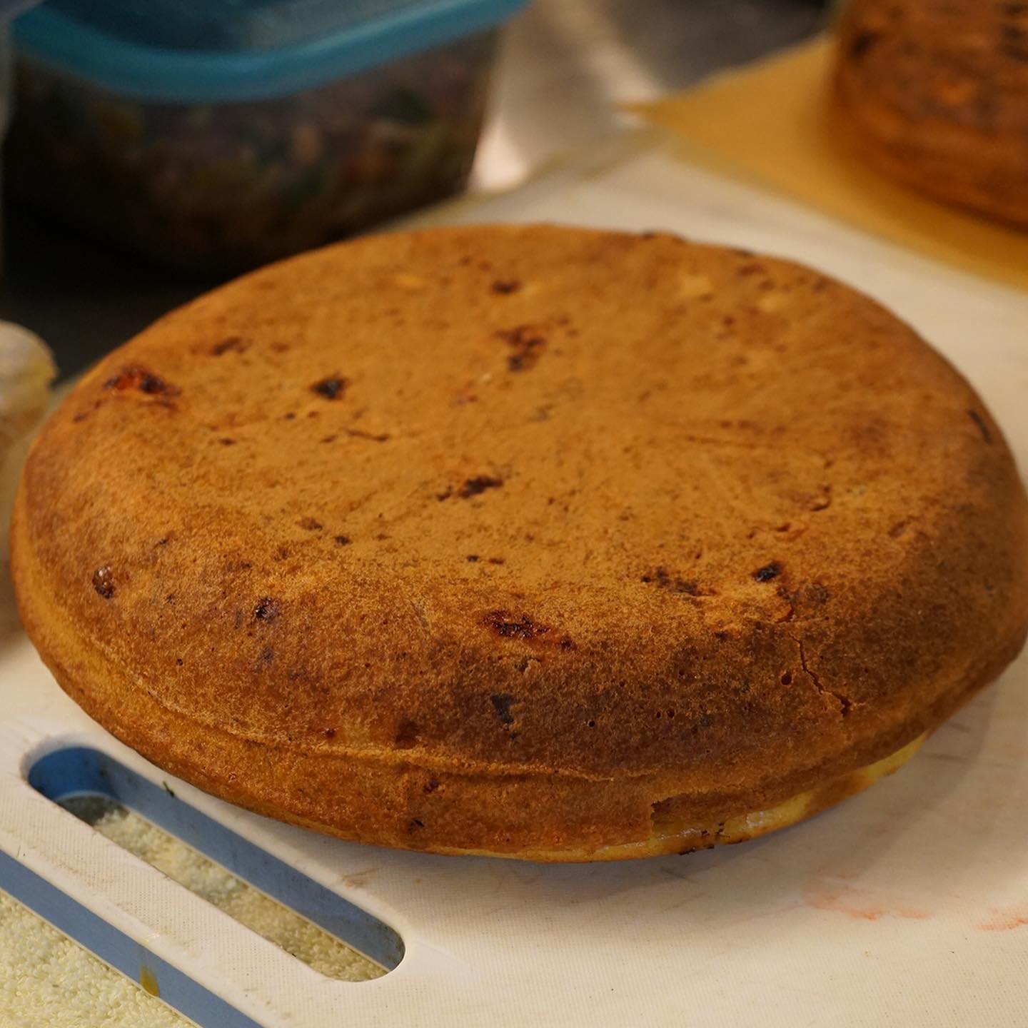 さてと今年もなんだかんだ盛り上がったね！大好評御礼はクリスマスディナー！ラインナップをアップしておきましょうか！と、付出は「自家製オイルサーディンのケークサレ」はホールでどーんと（笑）、前菜ちょこもりは「彩り野菜のスパイスマリネ／牛すね肉とセロリのサラダ／自家製ごま豆腐」、スープは今年も人気でした！「かぶのポタージュ」、温菜はちょっとピンぼけ（苦笑）「3種類のコロッケ…ブロッコリのポルペッテ／里芋とエビのコロッケ／フィッシュスパイスコロッケ」、主菜はお弁当元年の今年にふさわしく「牛肩ロースのやわらか角煮・炊き込みごはんお弁当仕立て」！…って、あ！デザートの「バナナカルダモンアイスクリームのパフェ」は撮り忘れた！（苦笑）しまった！（お）