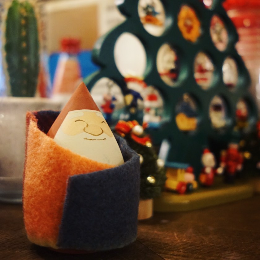 さてとおそらく他所に比べたらあまりに地味ではありますが、当店も今日はクリスマス飾り担当大臣のウメさんにちょこちょこ飾り付けをしてもらいました…いや、実はBGMも先週からコッソリ冬&クリスマス仕様にもなってたりするんだけど…気がついてないよね？（苦笑）（お）