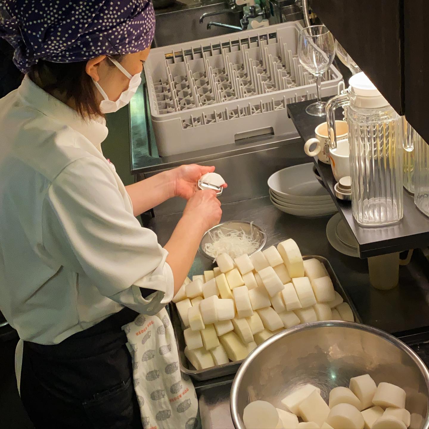 さてと今年最後の連休はもちろん明日からのクリスマスディナーのための仕込み出勤！助っ人のいのっちは黙々と大根の面取り…って、クリスマスに大根ってのが実にうちらしい！（笑）（お）