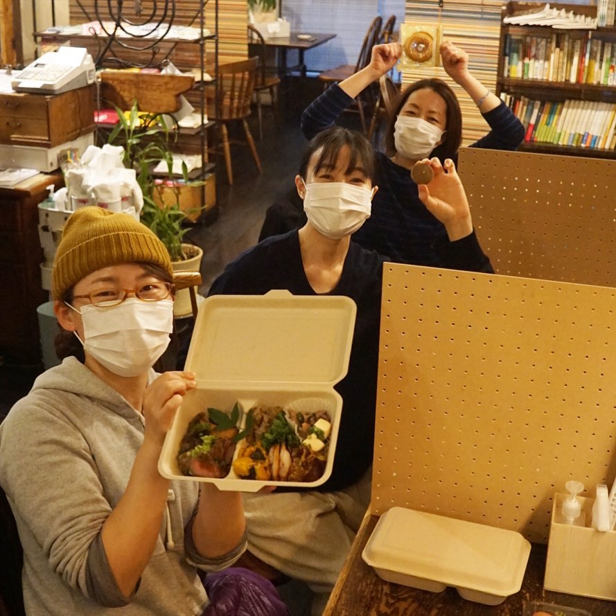 さてと今日の昼番はぬまっちにいのっち、さらに急遽助っ人シフトはウメさんもいっしょに今年最後のお茶タイム！来年はもっとみんなでお茶出来るといいねぇ（お）