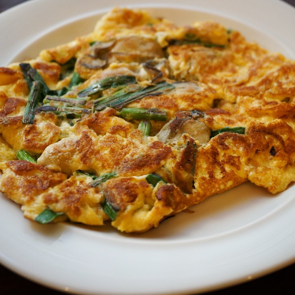 さてと今週末はほんのり中華と言うか台湾祭り？と新メニューは「牡蠣のニラたま」！いや、冬の味覚は牡蠣は一度焼いて旨味の煮汁に酒と醤油で下味つけて旨味をも一度牡蠣に戻したら、相性抜群！ニラと玉子でちょっとお好み焼き夫婦ニラたま！ぜひ！（お）