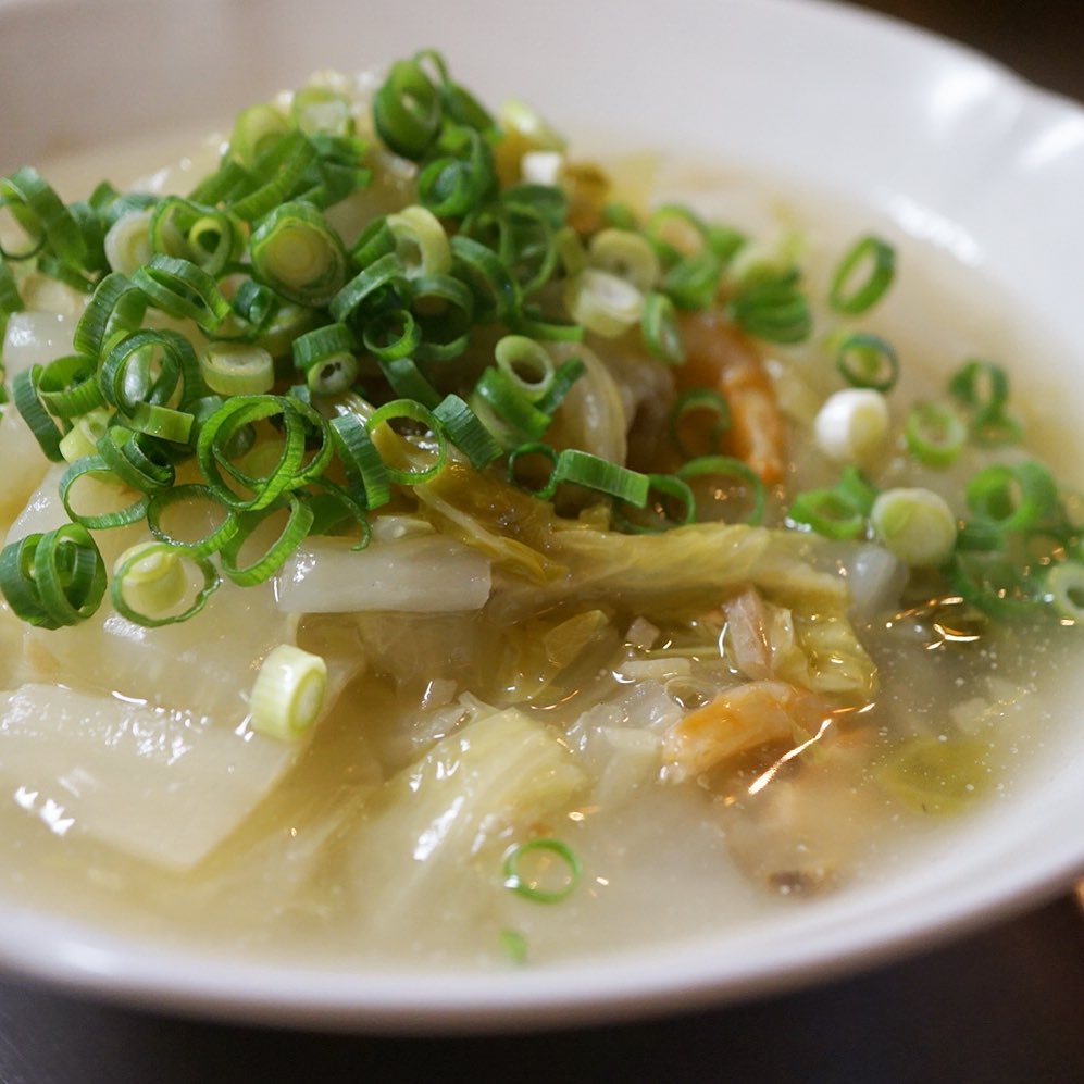 あぁ、冬の日のやさしさ、ここにあります…ってちょっと洒落たことを申し上げたいよな（笑）、えぇ、干しエビの旨味が出た出汁でみずみずしい白菜をくたくたになるまで煮るだけで、あまりにシンプルすこぶる地味ではあるけれど（苦笑）、仕上げにほんのりとろみをつけたらねぇ？これをやさしさと言わずになんと言う！ぜひぜひお召し上がり下さいな！（お）