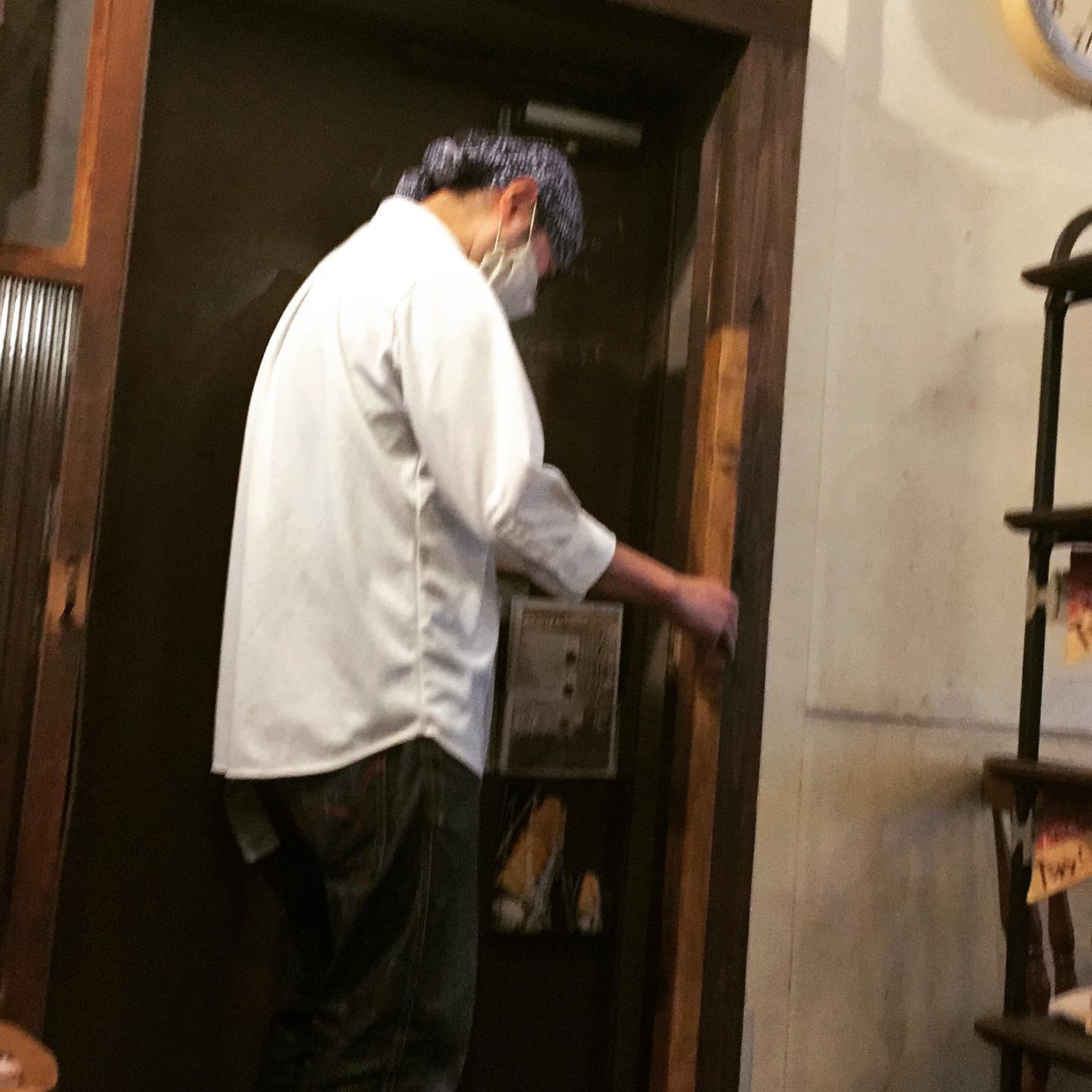 コロナ感染予防対策の換気と寒さ対策をどうするか。風は通るけどお客様にはなるべく冷たい風がいかないようにしたい！okayanのワクワクDIYによって入口がこんな感じになりました。楽しくお食事していただけるといいなと思います。（うめ）