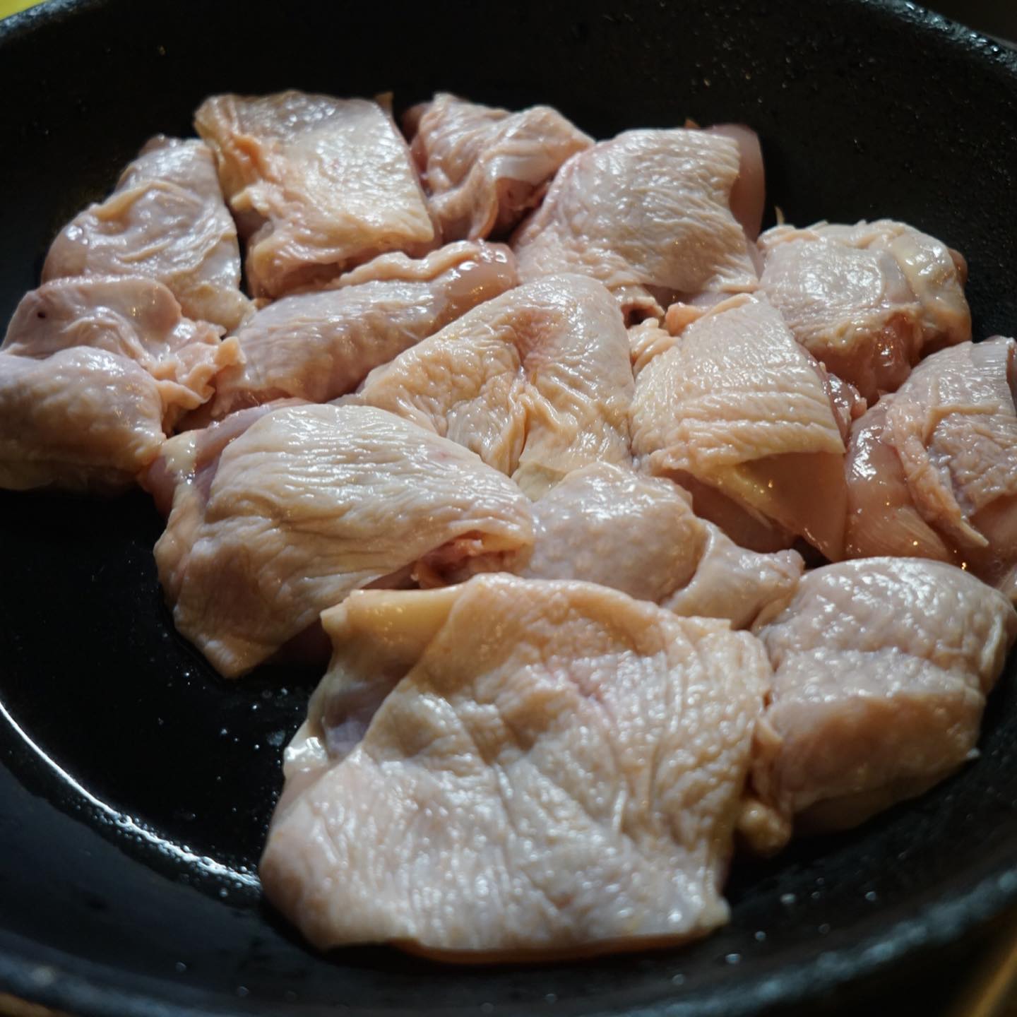 午後はなにやらナベさんが鶏肉をフライパンに敷き詰めてますよと、いや、コレはアレですか？ワタクシの大好物でもあります「鶏肉のにんにく煮」！こりゃヤバいわたべたいわ！（笑）（お）