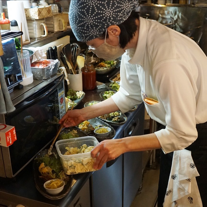 昨日のお昼のちょこもりラッシュはホールスタッフのにっしーもちょこちょこ盛りつけ参戦でしたね！（笑）いや、しかし忙しかった！（お）