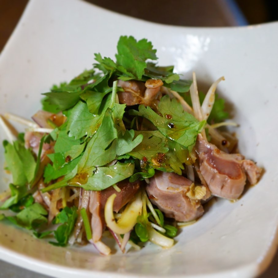 新作サラダは、砂肝と香味野菜のサラダです。ゴリゴリとすり潰した花山椒を使った、中華風味のサラダです。ネギとカイワレ大根、香菜など、香味野菜たっぷりで召し上がって〜！（麻）