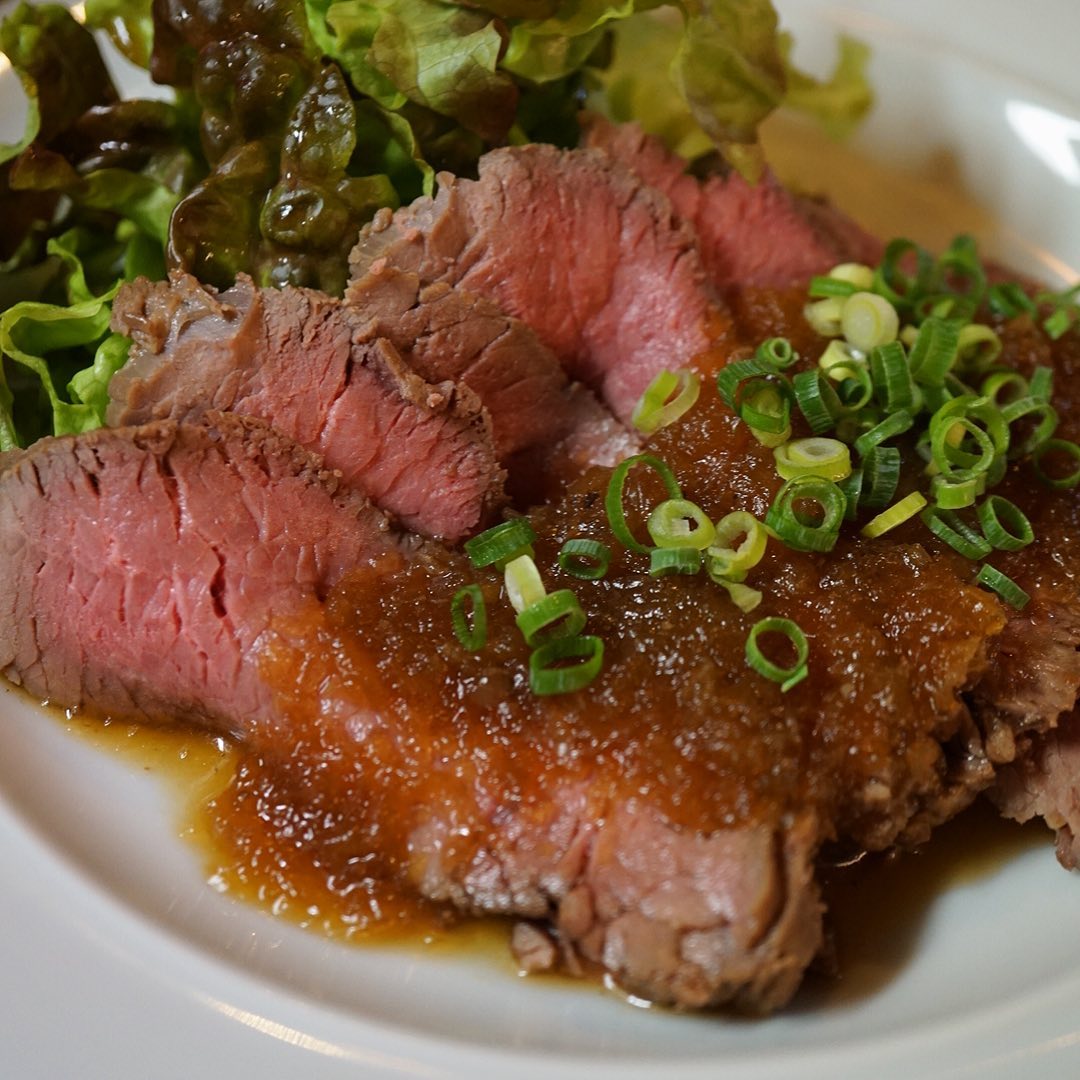 毎度超人気は「和風ローストビーフ」！しっかり牛肉の旨味！自家製たまねぎソースでさっぱりお召し上がりです！なんだかんだやっぱり牛肉ってイイヨネ！タベタイヨネ！（笑）（お）