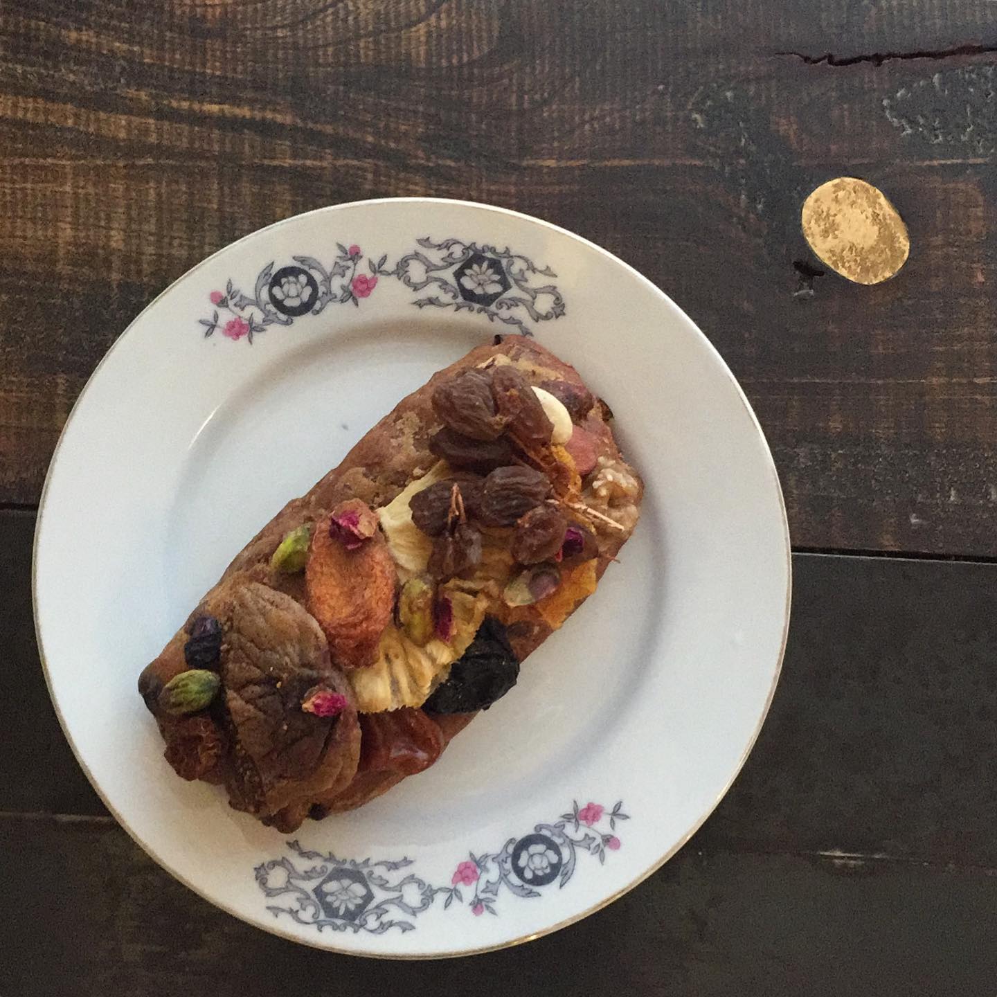 メリークリスマス！
お馴染みのお客様より、FAR EAST BAZAAR のシュトーレンをいただきました。こんなお洒落なシュトーレン初めてです。今日のスタッフでクリスマスらしいおやつをここぞとばかりにいただきますね、ありがとうございますっ（ぬ）