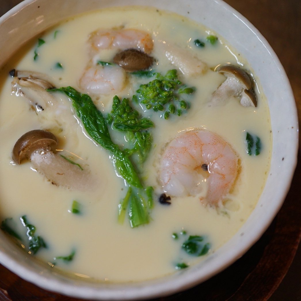 和風だったらなんたって「菜の花とエビの茶わん蒸し」！いや、春のほろ苦菜の花とぷりぷりエビのおいしさ！…って、しかしワタクシ、なによりやさしいだし汁と玉子のあつあつのベース部分がなによりダイスキっ！（笑）（お）