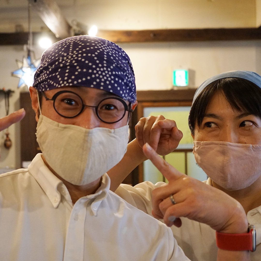 今年は何度か書くけれど、ワタクシ齢五十になりまして、実は当初口髭なんてはやしてイメチェンもいいかもね？とか思ってたんですけど、昨今コロナの通年マスク生活でそれも叶わずと（苦笑）...とそんなところに降って湧いたのが人生初の遠近両用眼鏡！以前から憧れの大きめ丸眼鏡は「ウォーリーを探せ」に「大阪くいだおれ太郎」とか呼ばれてますけど（苦笑）、実はたいそう気に入っておりまして（笑）、新眼鏡は50代のワタクシも何卒よろしくお願いしますね（お）