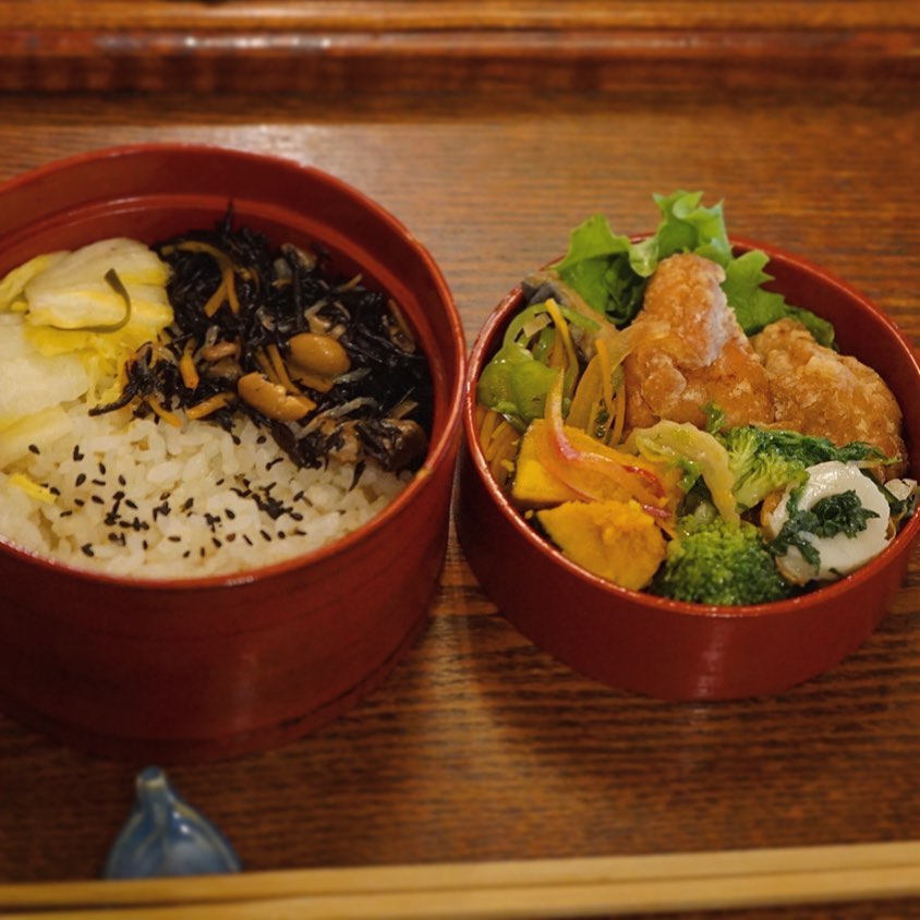 可愛くできたよ、おまかせ弁当！
丸っと可愛い二段式のお弁当箱はお馴染みのお客様から。コレでもいける？と出された瞬間、可愛い！いけるいける！と盛り付けた完成図がパッと頭に浮かびました。器変えれば気分も上がる、良き例かと思いました！（麻）